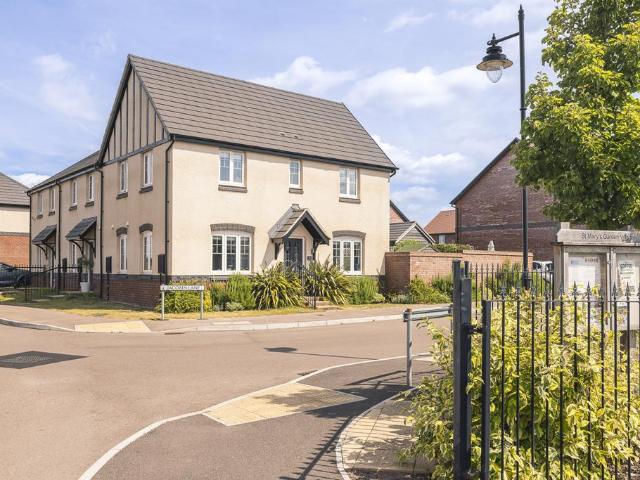 3 bedroom end of terrace house for sale