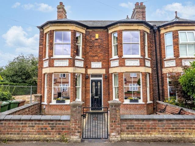 3 bedroom end of terrace house for sale
