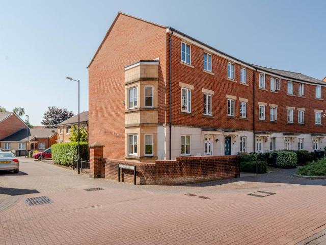 3 bedroom end of terrace house for sale