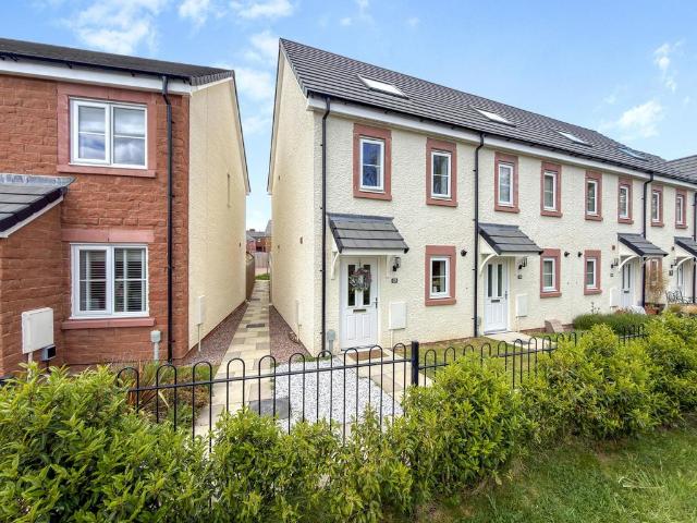 3 bedroom end of terrace house for sale