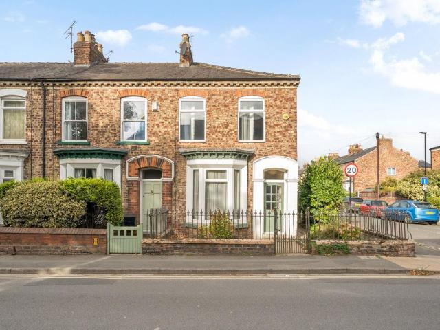 3 bedroom end of terrace house for sale