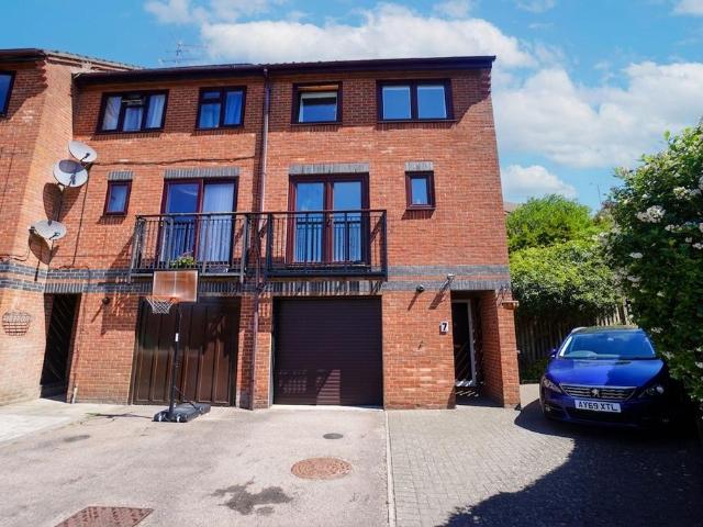 3 bedroom end of terrace house for sale