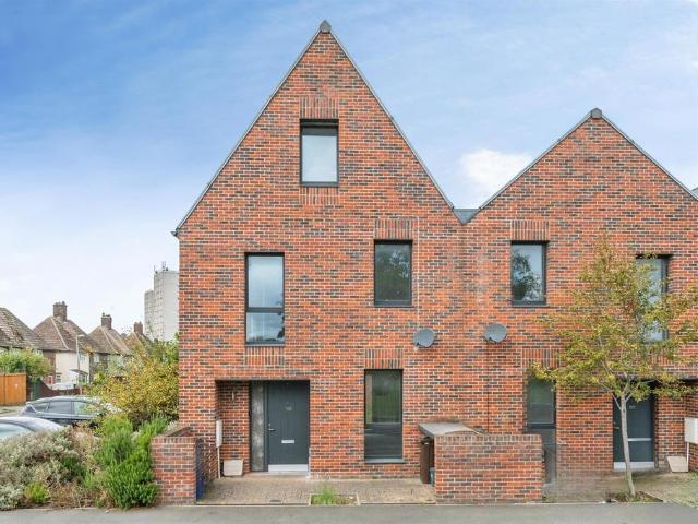 4 bedroom end of terrace house for sale