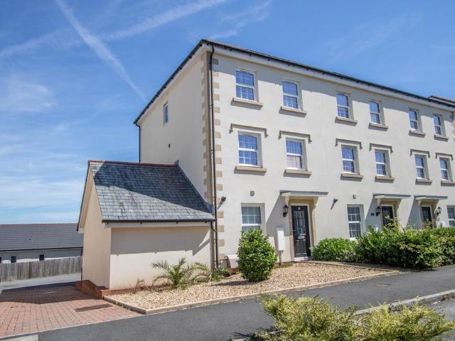 3 bedroom end of terrace house for sale