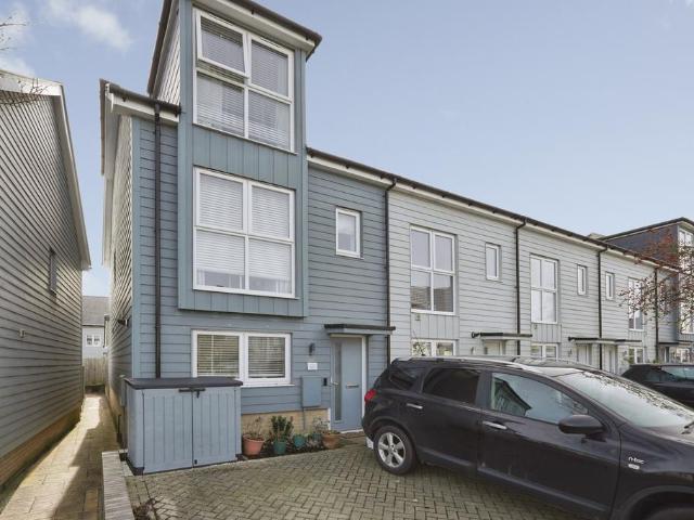 3 bedroom end of terrace house for sale