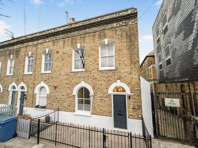 3 bedroom end of terrace house for sale