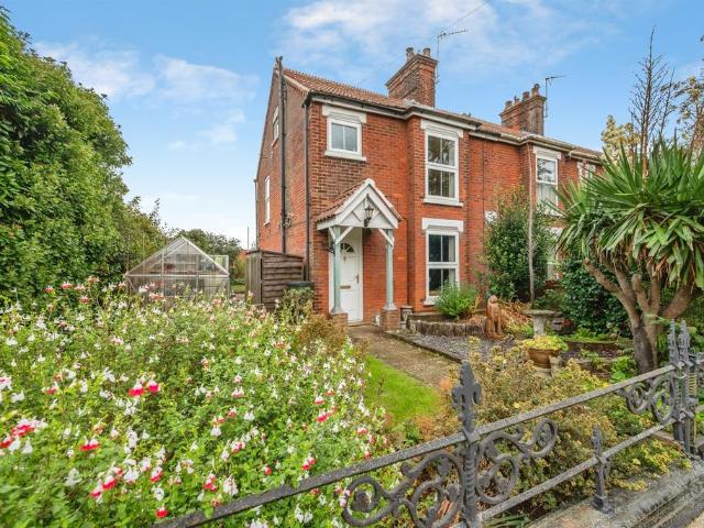 3 bedroom end of terrace house for sale