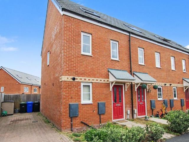 3 bedroom end of terrace house for sale