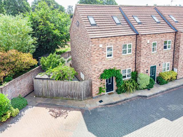 3 bedroom end of terrace house for sale