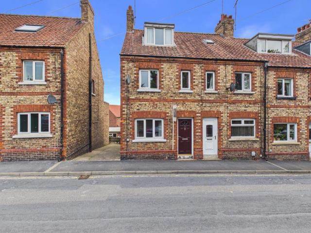 3 bedroom end of terrace house for sale