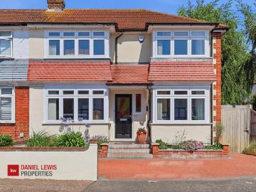 3 bedroom end of terrace house for sale