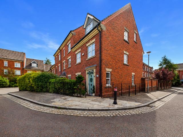 3 bedroom end of terrace house for sale