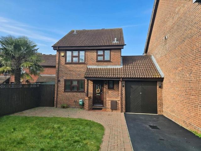 3 bedroom link detached house for sale