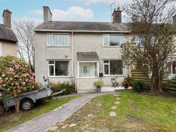4 bedroom end of terrace house for sale