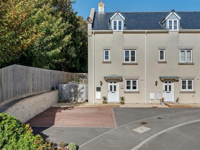 3 bedroom end of terrace house for sale