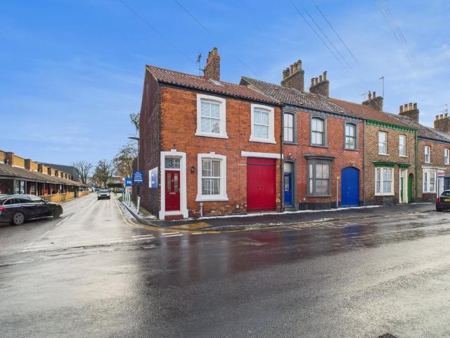 3 bedroom end of terrace house for sale