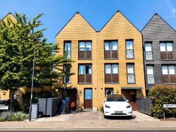 3 bedroom end of terrace house for sale
