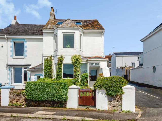 4 bedroom end of terrace house for sale