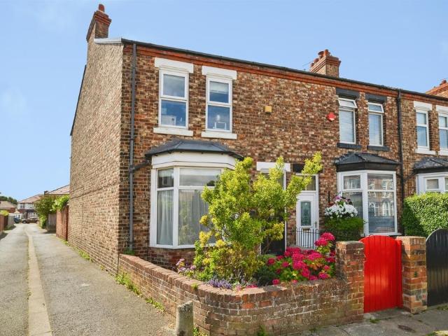 3 bedroom end of terrace house for sale