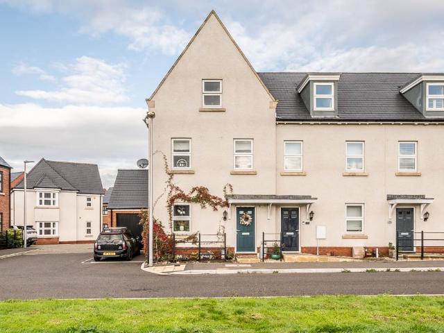 3 bedroom end of terrace house for sale