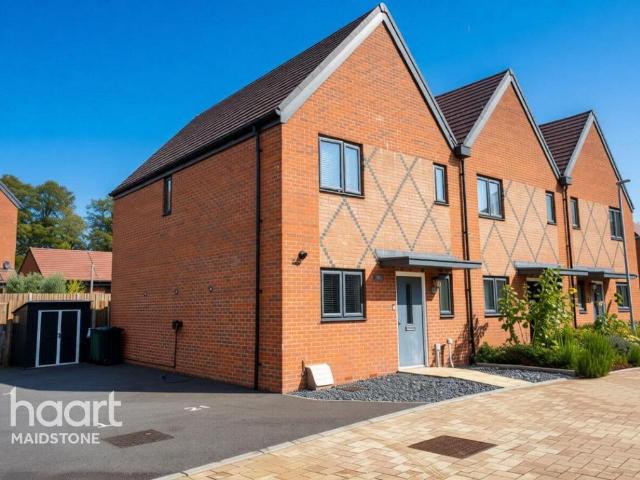 3 bedroom end of terrace house for sale