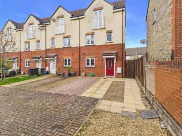 3 bedroom end of terrace house for sale