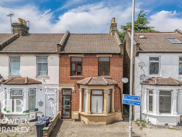 3 bedroom end of terrace house for sale