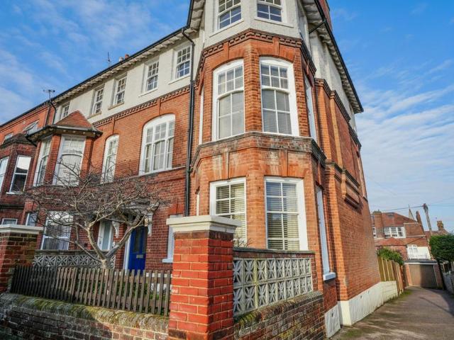 8 bedroom end of terrace house for sale