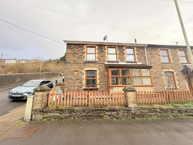 4 bedroom end of terrace house for sale