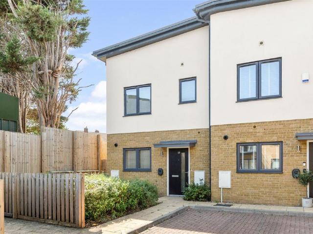 3 bedroom end of terrace house for sale