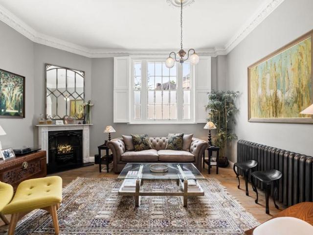 4 bedroom end of terrace house for sale