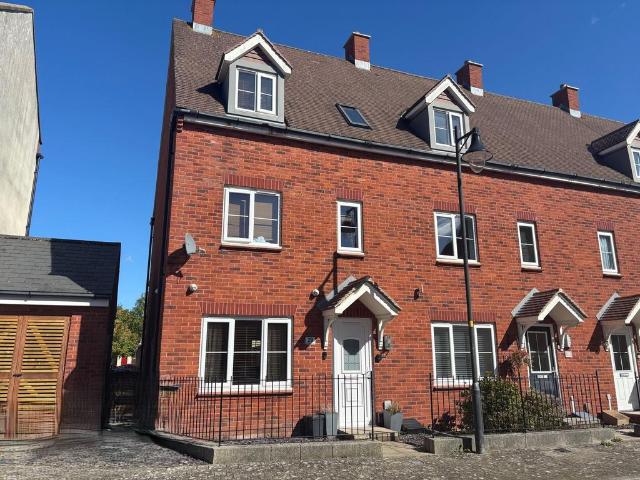 3 bedroom end of terrace house for sale