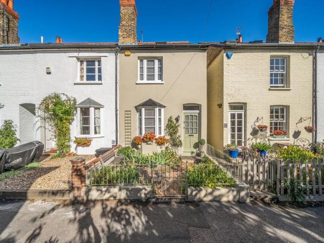 3 bedroom end of terrace house for sale
