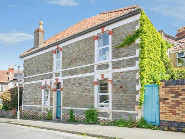 4 bedroom end of terrace house for sale