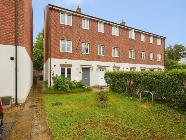 4 bedroom end of terrace house for sale