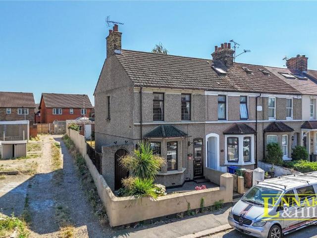 3 bedroom end of terrace house for sale
