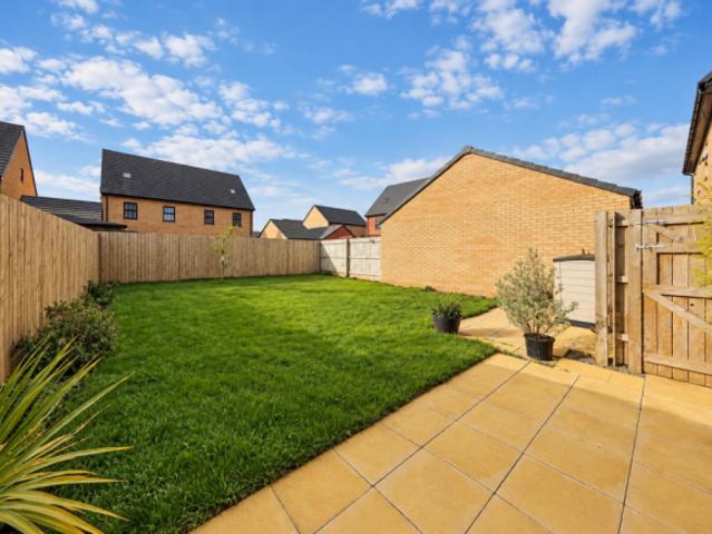3 bedroom end of terrace house for sale in Imperial Way, Hull, HU9