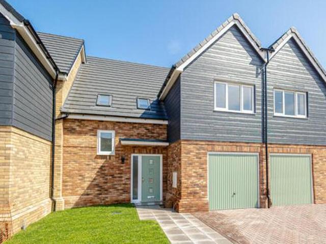3 Bedroom End Of Terrace House For Sale In Rayleigh