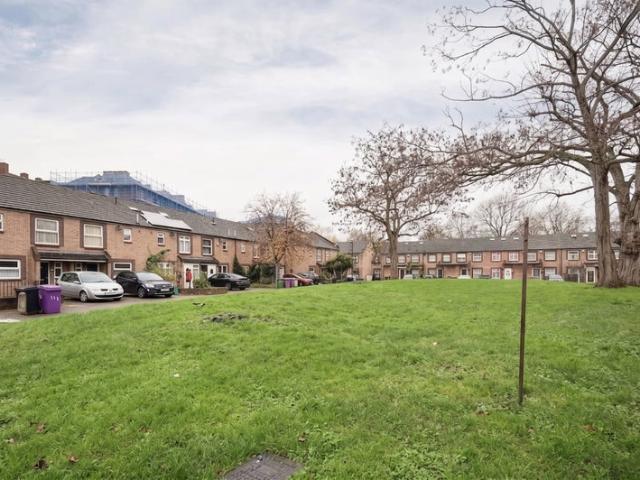 3 Bedroom End of Terrace House with Private Garden
