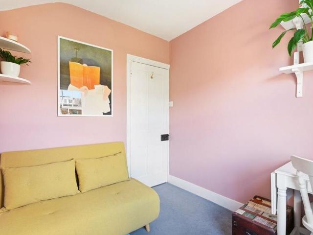 3 bedroom end of terrace house to rent
