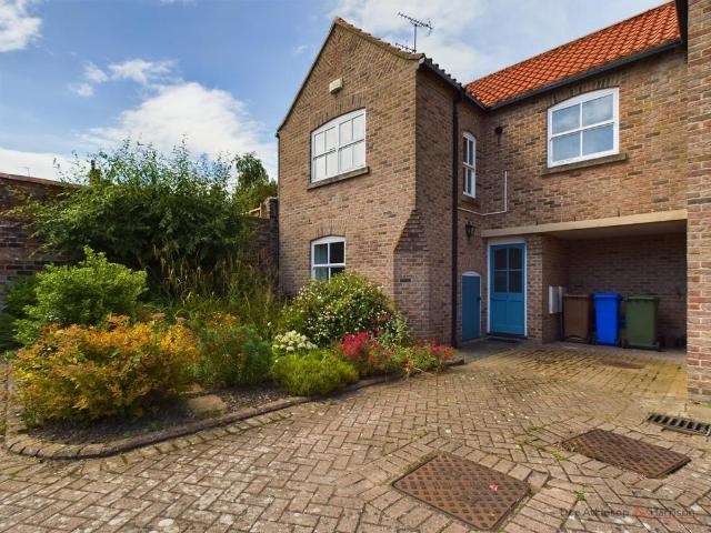 3 bedroom end of terrace house to rent