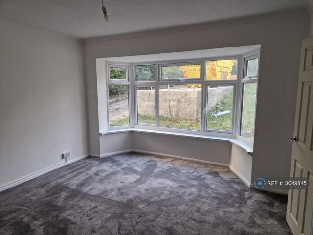 3 bedroom end of terrace house to rent