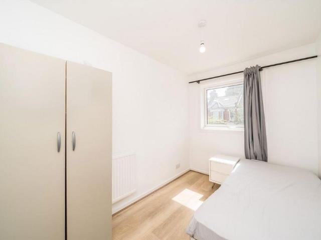 3 bedroom end of terrace house to rent