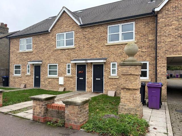 3 bedroom end of terrace house to rent