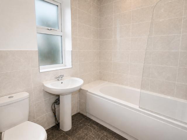3 bedroom end of terrace house to rent
