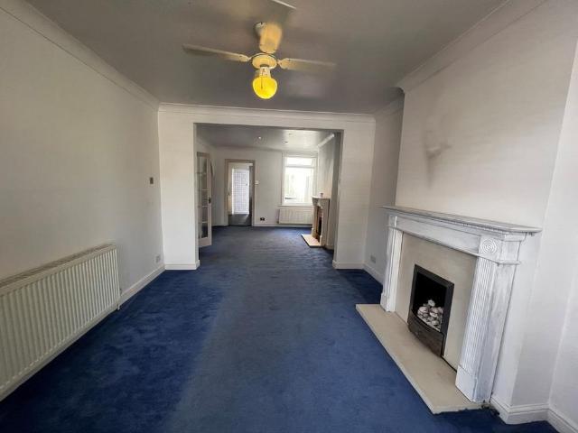 3 bedroom end of terrace house to rent