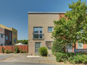 3 bedroom end of terrace house to rent