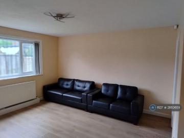 3 bedroom end of terrace house to rent