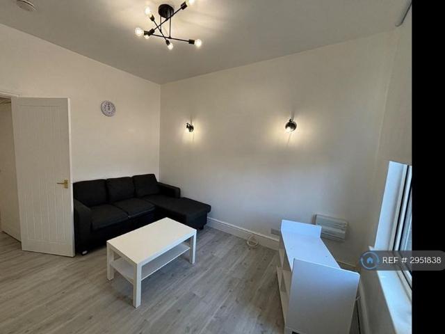 3 bedroom end of terrace house to rent