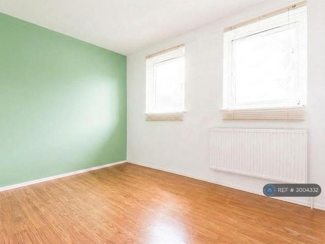 3 bedroom end of terrace house to rent